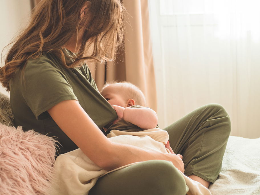 Eine Mama stillt ihr Baby.