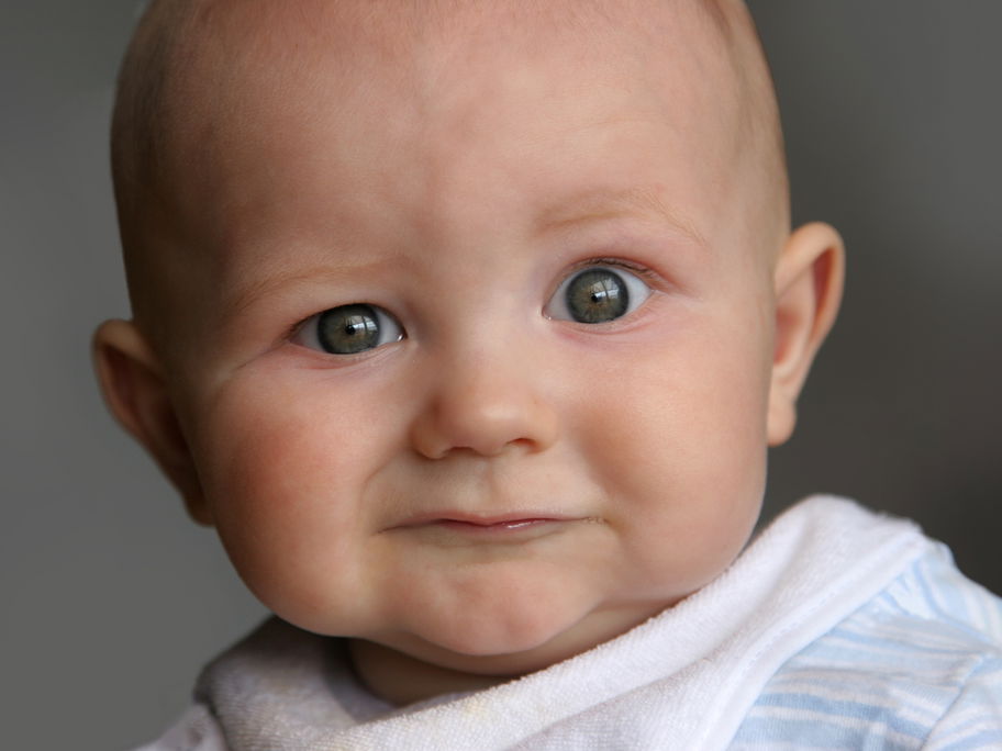 Süßes Baby ist sich unsicher: Zweitname – ja oder nein?