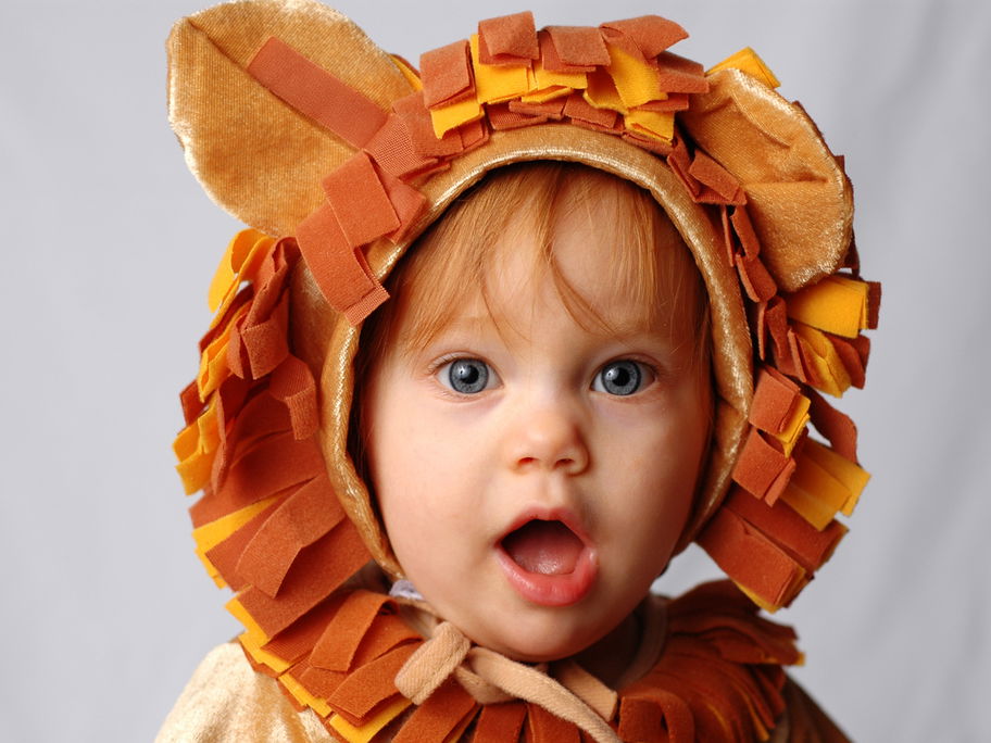 Ein Baby ist als Löwe (Sternzeichen) verkleidet – was ist wohl sein Name?
