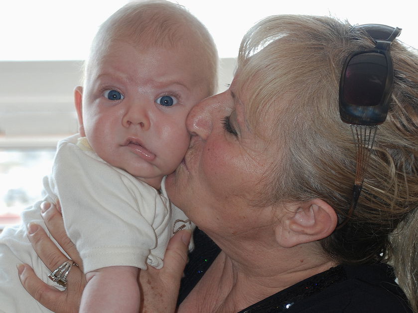 Oma küsst Baby.