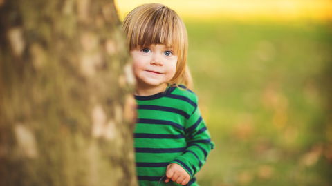 Psychologin: Erstaunliche Gründe, wieso Kinder schüchtern sind – und was Eltern tun können