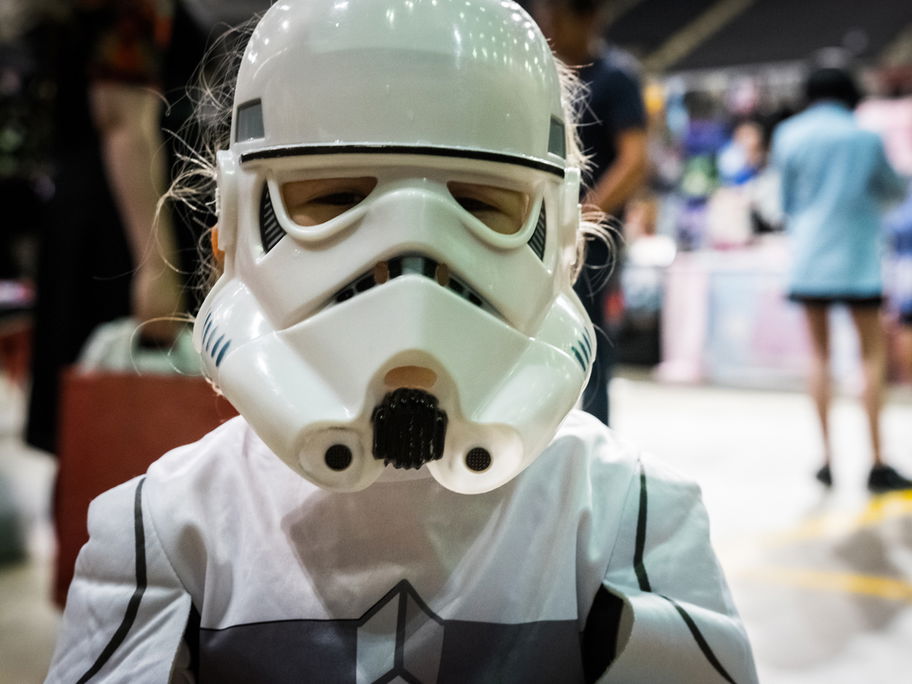 Mädchen mit Star-Wars-Maske