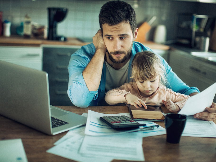 Mama mit Tochter checkt Familien-Finanzplan