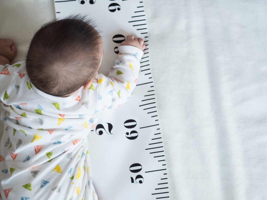 Baby auf Maßband