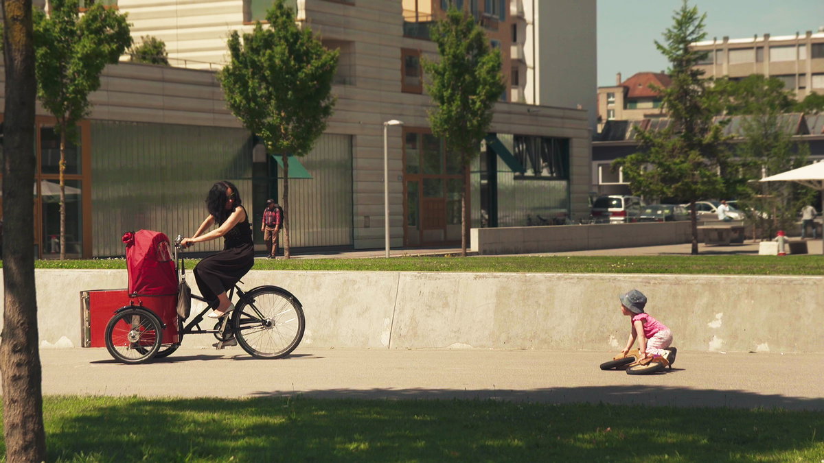 Marina mit Tochter Nelly auf dem Fahrrad.