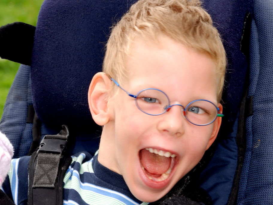Lachendes Kind im Kindersitz