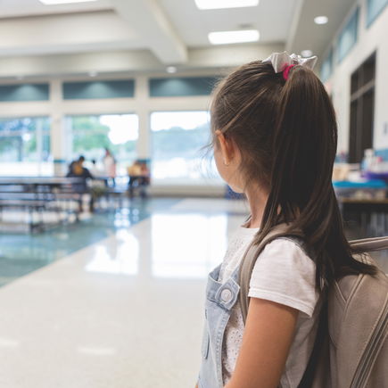 Ohne Freunde in die Schule – wird mein Kind darunter leiden?