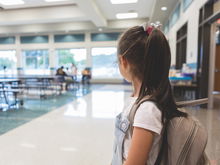 Ohne Freunde in die Schule – wird mein Kind darunter leiden?