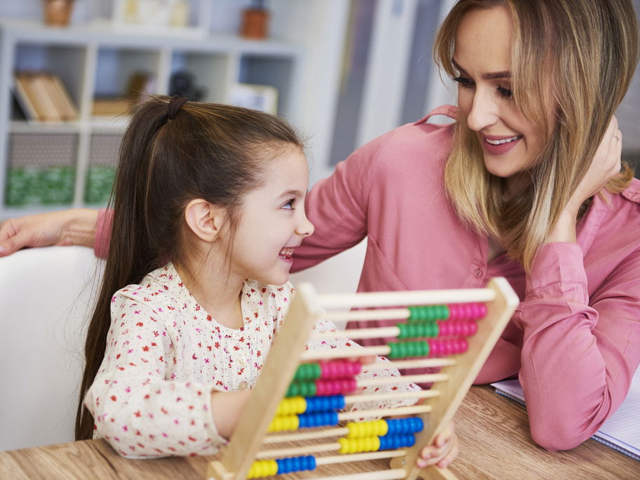 Ein kleines Mädchen bei ihrer Schuleingangsuntersuchung