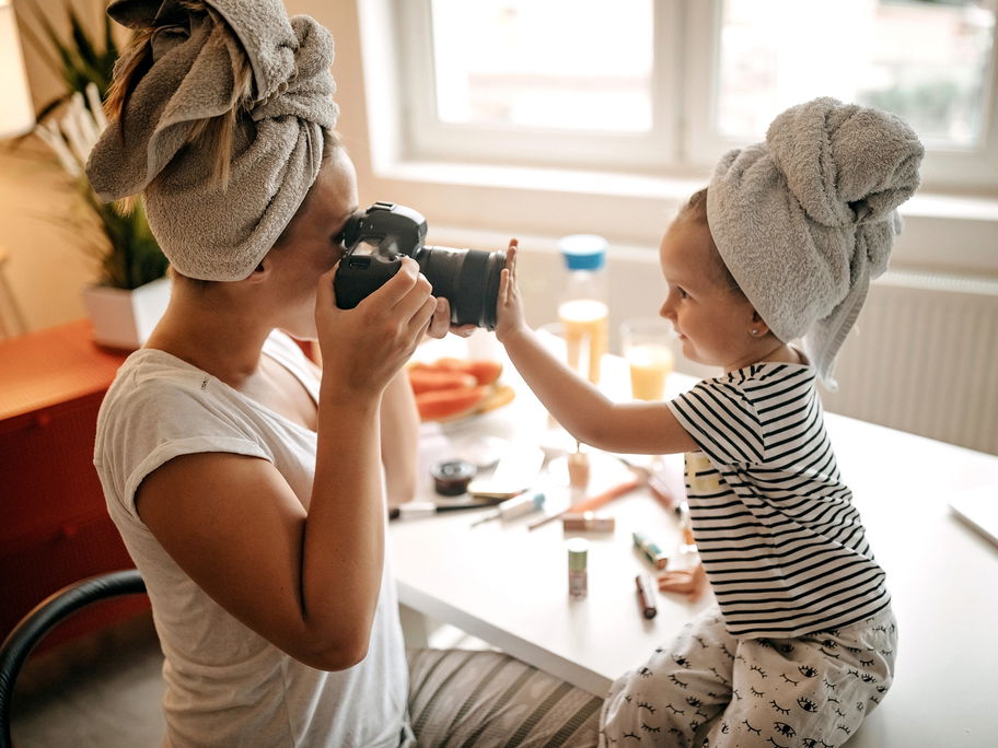 Tochter möchte nicht von der Mutter fotografiert werden.