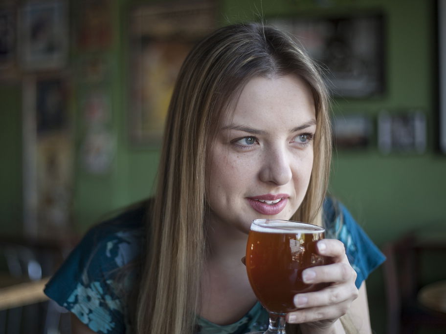 Junge, stillende Mutter trinkt Malzbier