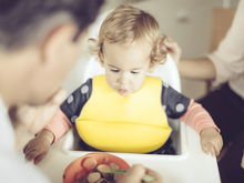 Matsche-Pampe-Alarm? Diese 3 Lätzchen-Arten brauchen alle Eltern