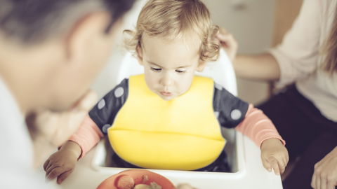Matsche-Pampe-Alarm? Diese 3 Lätzchen-Arten brauchen alle Eltern