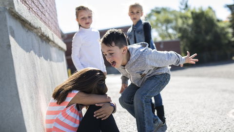Stark gegen Mobbing: 9 wichtige Sätze, die jedes (neue) Schulkind kennen sollte