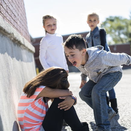 Stark gegen Mobbing: 9 wichtige Sätze, die jedes (neue) Schulkind kennen sollte