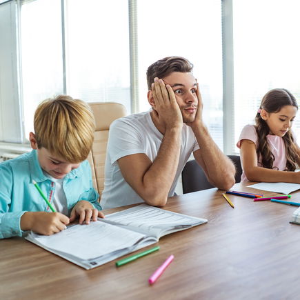 Wenn Eltern sagen: "Meine Schulzeit war ein Graus" – was das mit Kindern macht