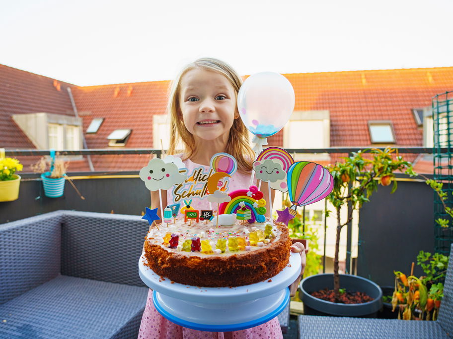 Mädchen freut sich über pompöse Einschulungstorte