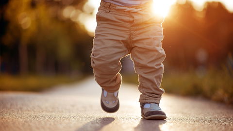Lauf los, kleiner Racker: Lauflernschuhe aus Leder für flinke Schritte und gesunde Füße