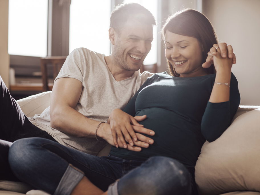 Werdende Eltern freuen sich auf ihr Baby
