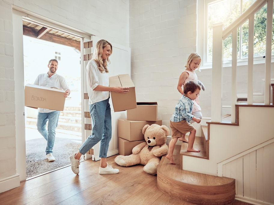 Familie zieht in neu finanziertes Eigenheim ein