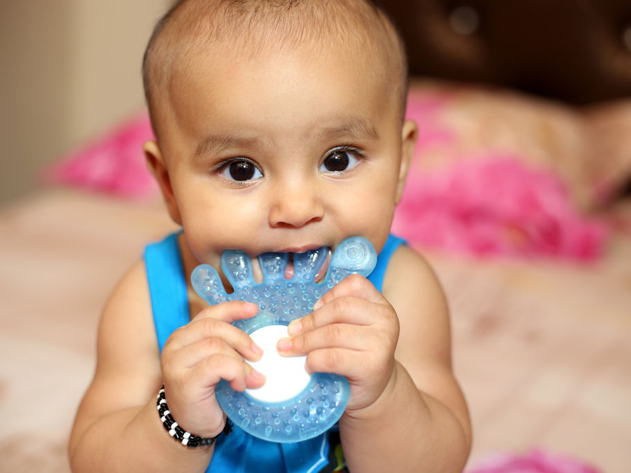 Baby beißt auf Kauring