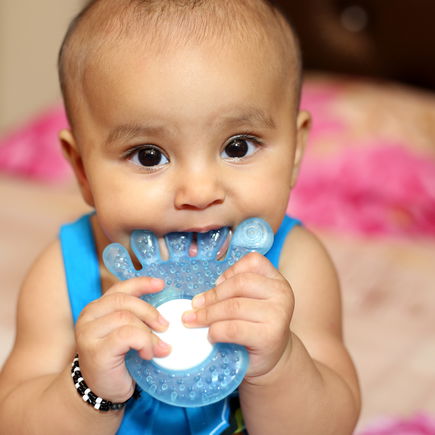 Baby knirscht mit den Zähnen - Ursachen, Bedeutung und Tipps