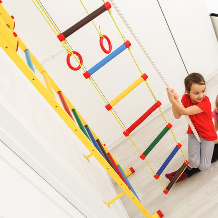 Sprossenwand im Kinderzimmer: Sport und Spaß für die ganze Familie