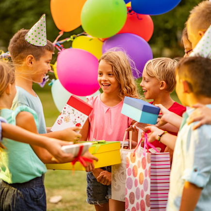 Hot or not? Für den Kindergeburtstag: Geschenkekisten im Spielzeugladen