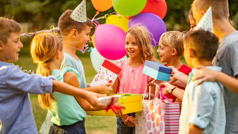 Hot or not? Für den Kindergeburtstag: Geschenkekisten im Spielzeugladen