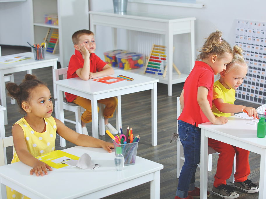 Kleine Kinder in der Schule