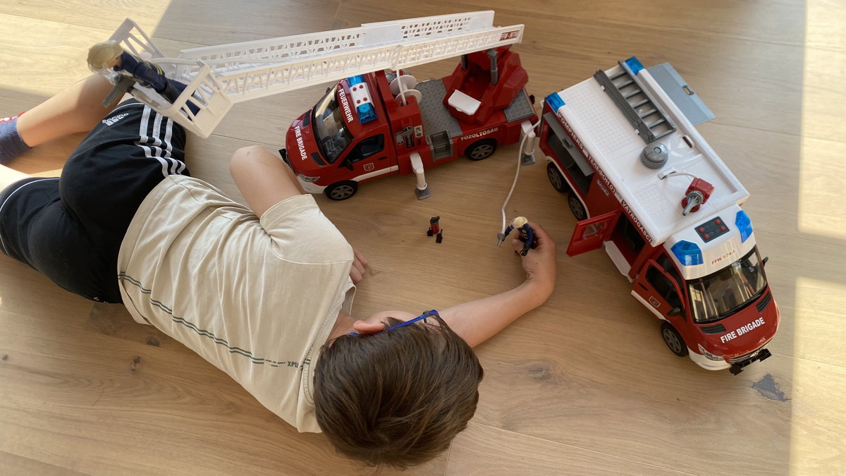 Mama Moniques Sohn ist von der Spielwelt "Feuerwehr" begeistert