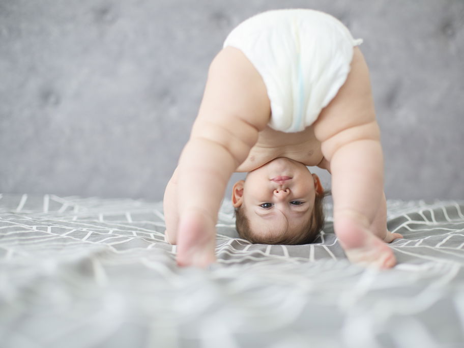 Baby steht auf dem Kopf.