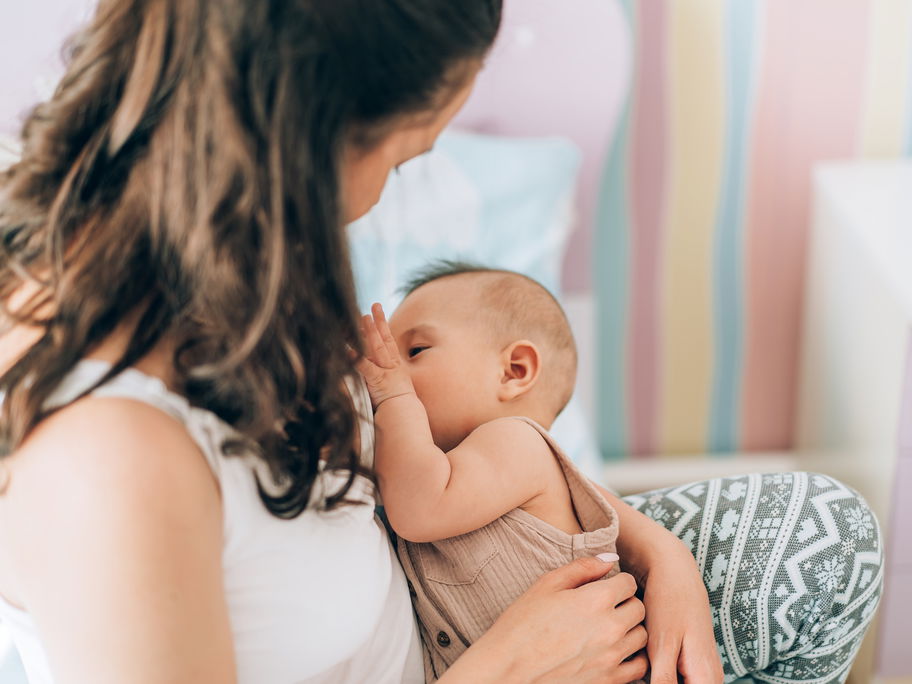 Eine Mama stillt ihr Baby.