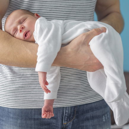 Ist der Fliegergriff beim Baby wirklich schädlich? 