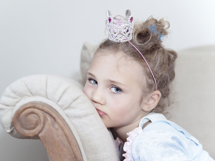 Kleine Prinzessin auf dem Sofa.
