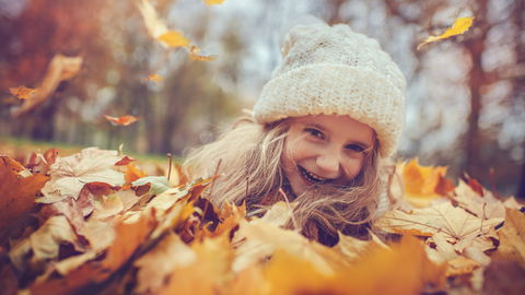 Zauberhafte Herbstnamen für Mädchen und Jungen