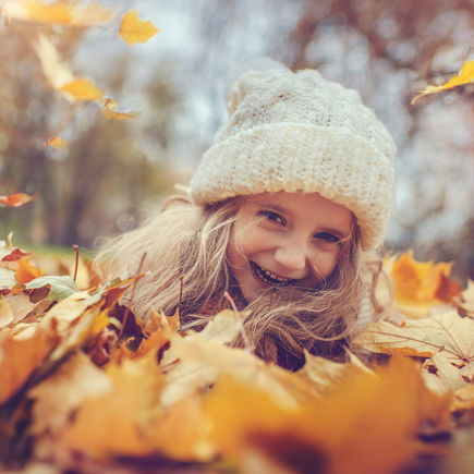 Zauberhafte Herbstnamen für Mädchen und Jungen