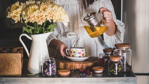 Salbeitee in der Stillzeit: Auswirkungen auf Muttermilch und Baby?