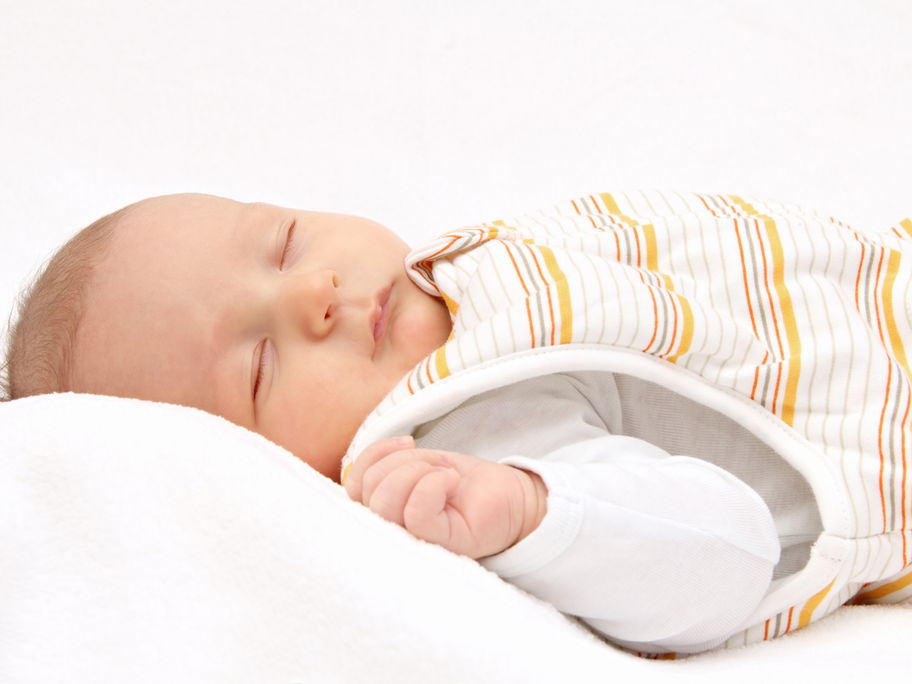 Baby schläft im Schlafsack.