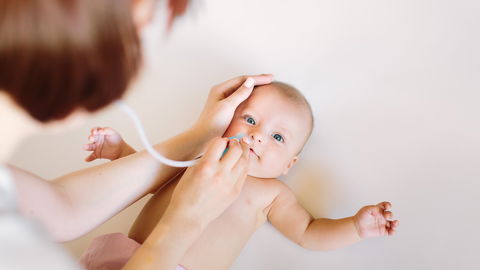 Nasensauger für Babys: Sinnvoll, überflüssig ... oder sogar schädlich?