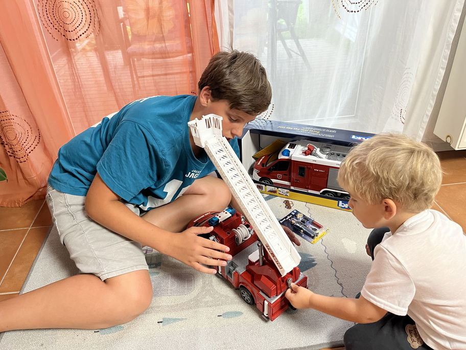 Katrins Söhne sind von der Spielwelt "Feuerwehr" von Bruder begeistert.