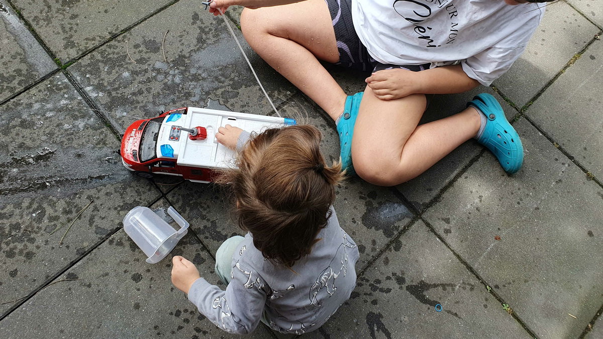 Die Feuerwehr-Fahrzeuge von Bruder sorgen für viel Spaß.