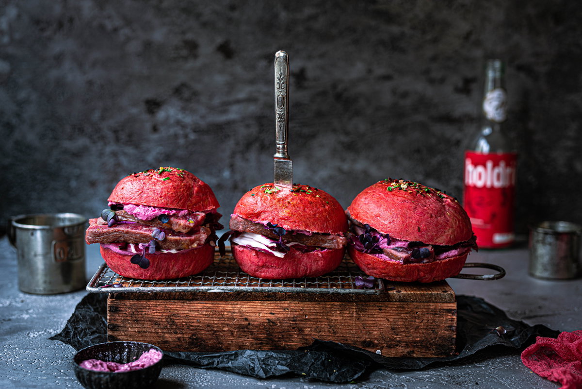 Rote Burger als Blut-Burger für Halloween.
