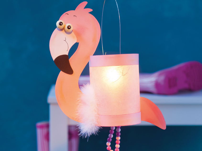 Das Basteln einer Flamingo-Laterne ist gar nicht schwer.