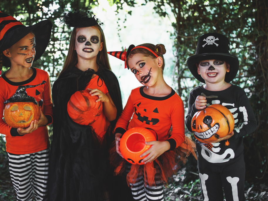 Geschminkte und kostümierte Kinder zu Halloween