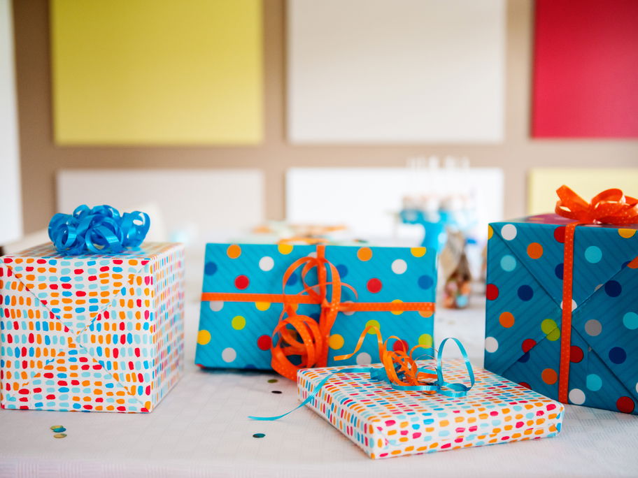 Viele bunte Geschenke für Kinder