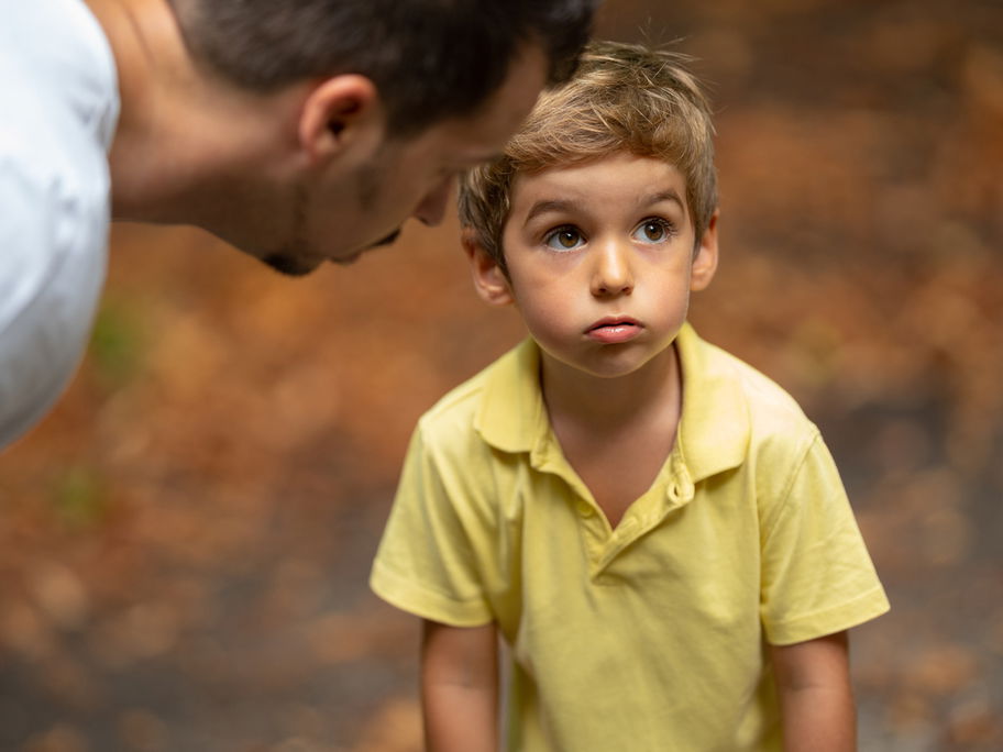 Vater erklärt kleinen Jungen Sohn, wie man sich zu benehmen.
