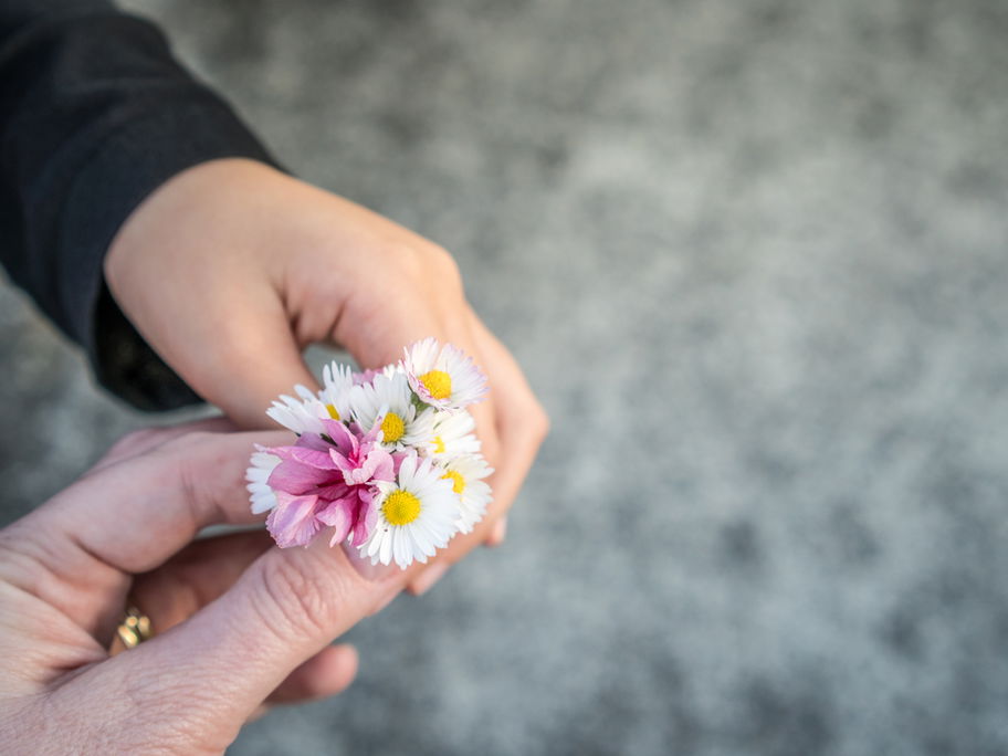 Kind schenkt seinen Eltern Blumen