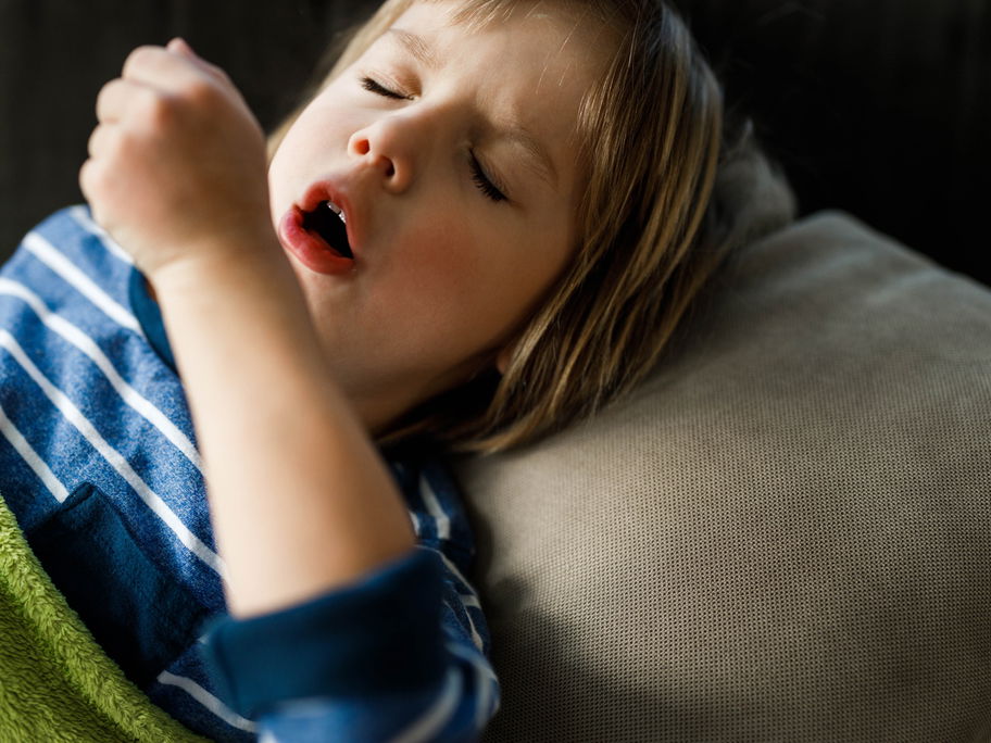 Husten bei Kindern kann wirklich lästig sein.