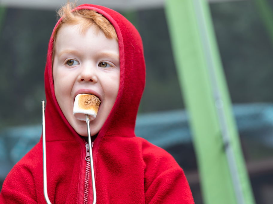 Ein Kind isst einen Marshmallow ...